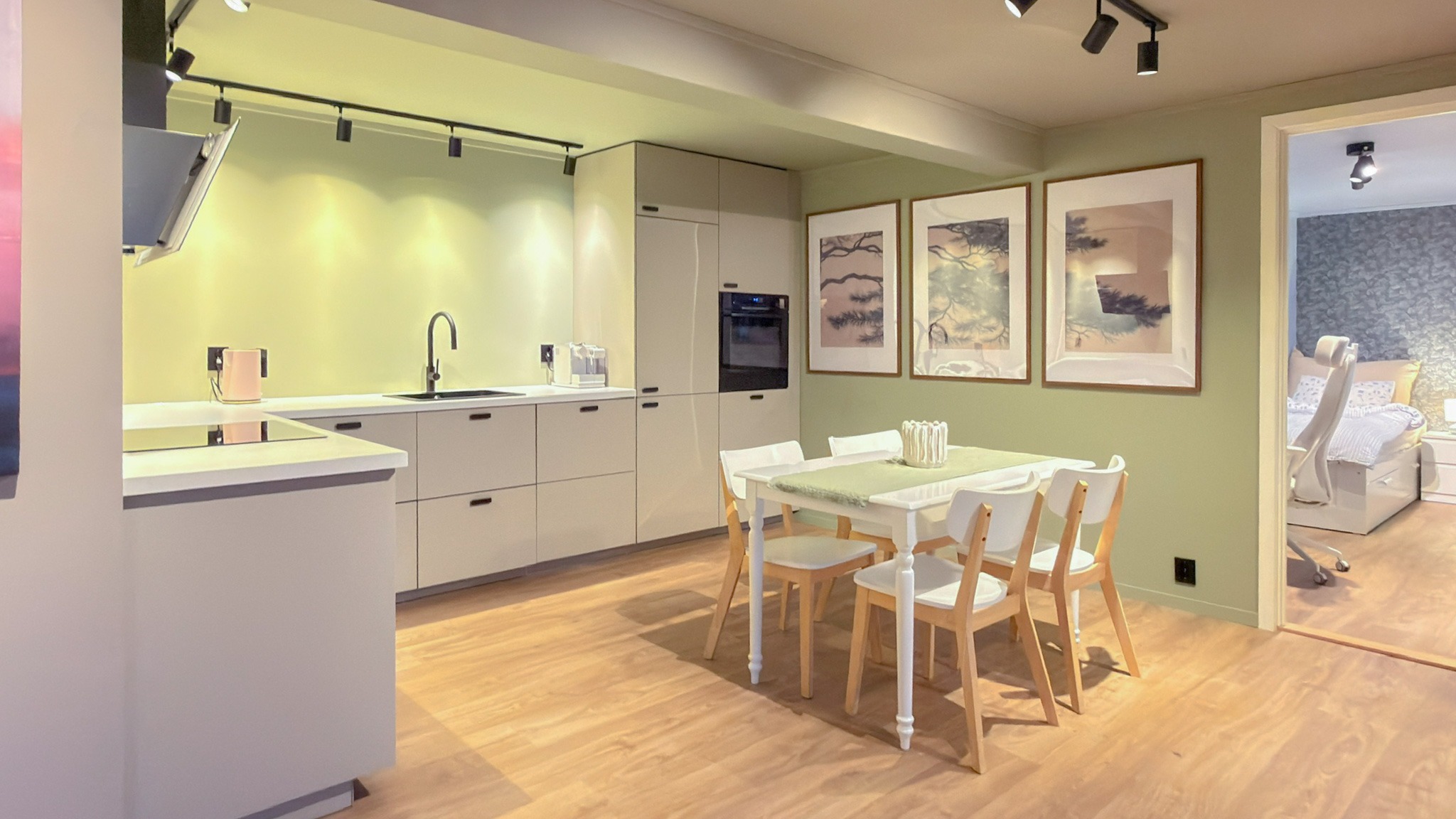 Moderne kjøkken med nye hvitevarer